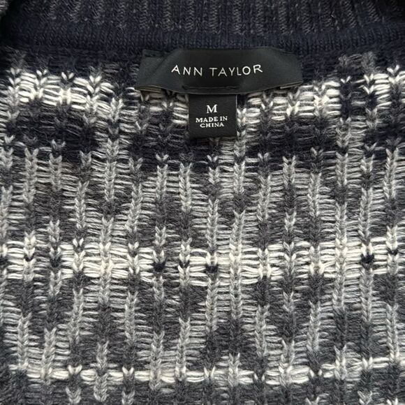 LIKE NEW ANN TAYLOR SWEATER - Picture 2 of 4